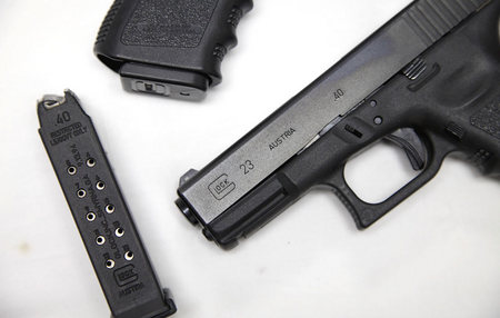 GLOCK 23 40SW Police Trades with 3 Mags and Night Sights (Gen3)