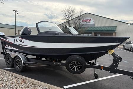 Lund 2026 1875 Crossover XS with Mercury 150XL PRO XS