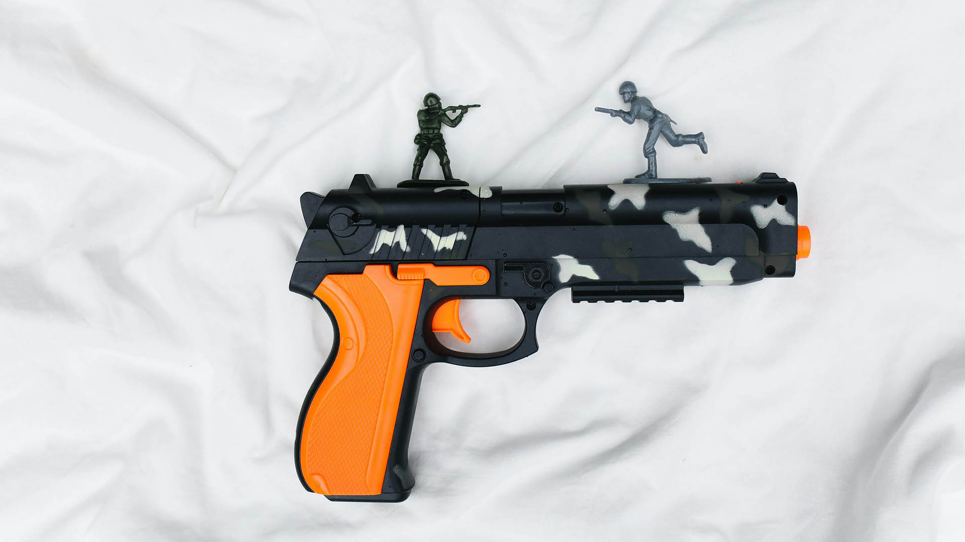 Toy gun with action figures