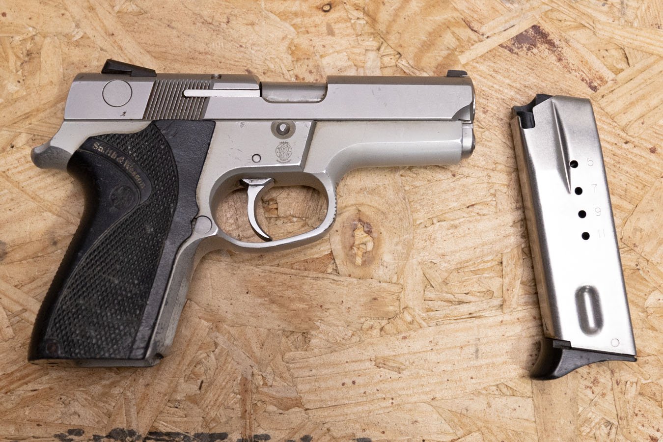 Smith & Wesson 6946 9mm Police Trade-In Pistol with Stainless Slide