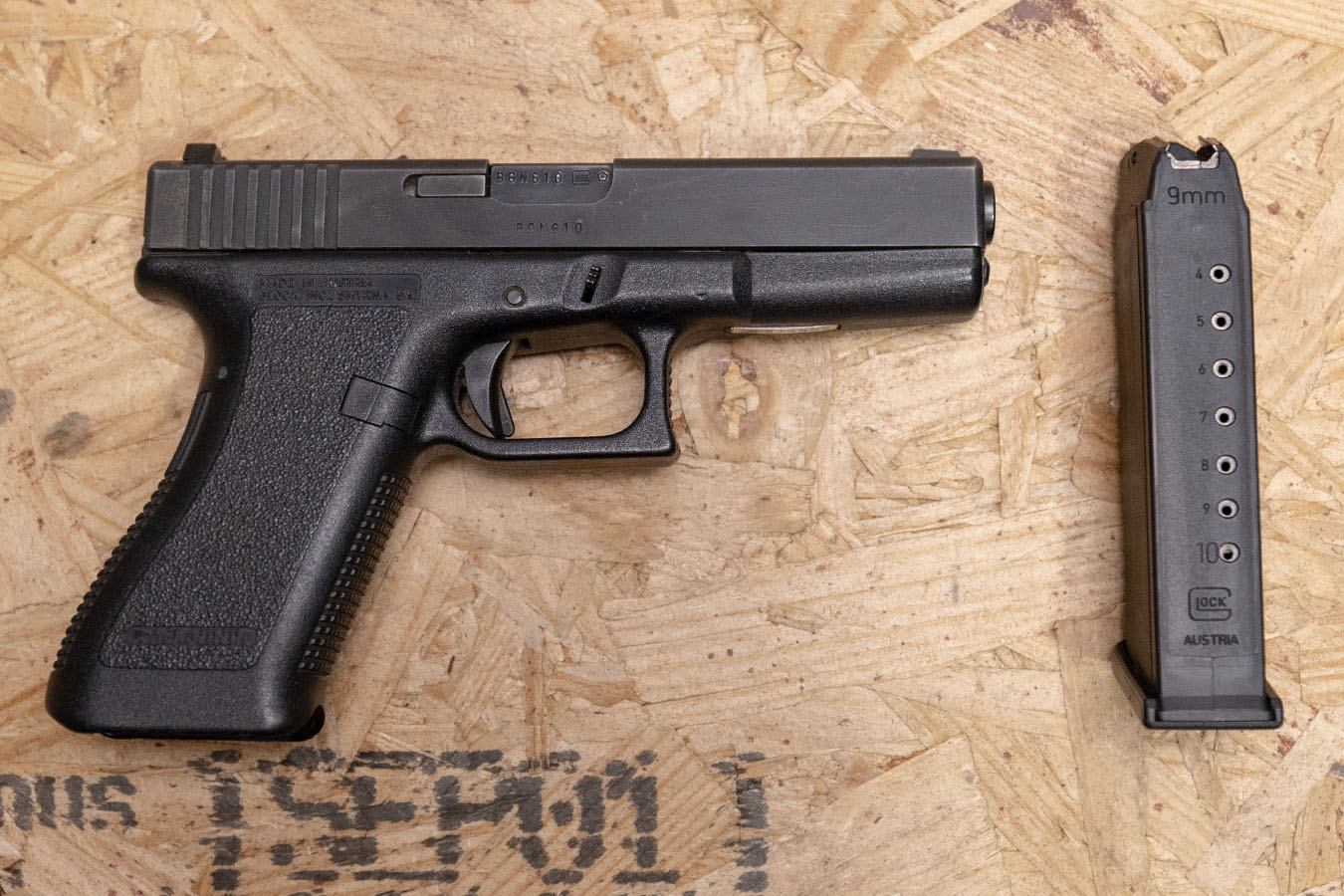 Glock 17 Gen2 9mm Police Trade-In Pistol with 10-Round Magazine