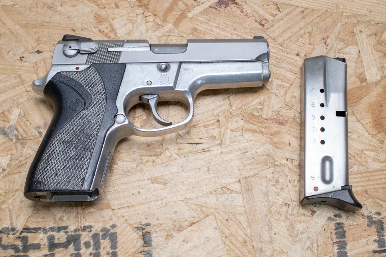 Smith & Wesson 6906 9mm Police Trade-In Pistol with Stainless Slide