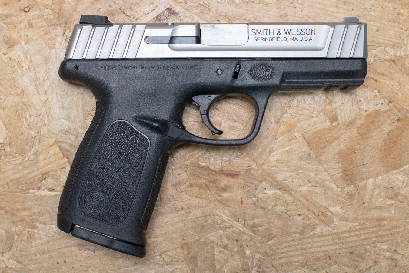 Smith & Wesson SD40VE 40 S&W Police Trade-In Pistol w/Two-Tone Finish