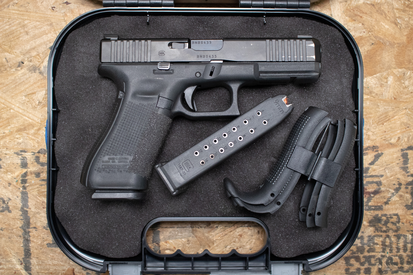 Glock 17 Gen5 9mm Police Trade-in Pistol with Two Mags, Backstraps, and Case