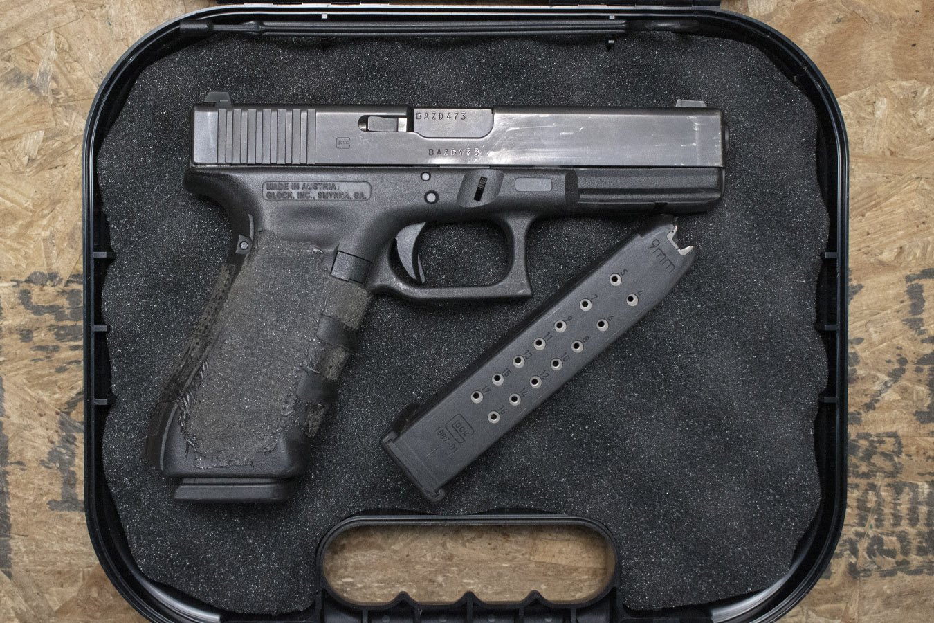 Glock 17 Gen4 9mm Police Trade-in Pistol with Two Magazines and Case