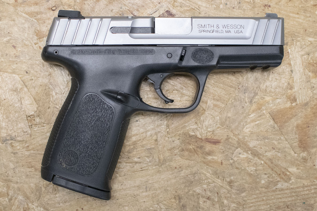 Smith & Wesson SD40VE 40 S&W Police Trade-In Pistol w/Two-Tone Finish