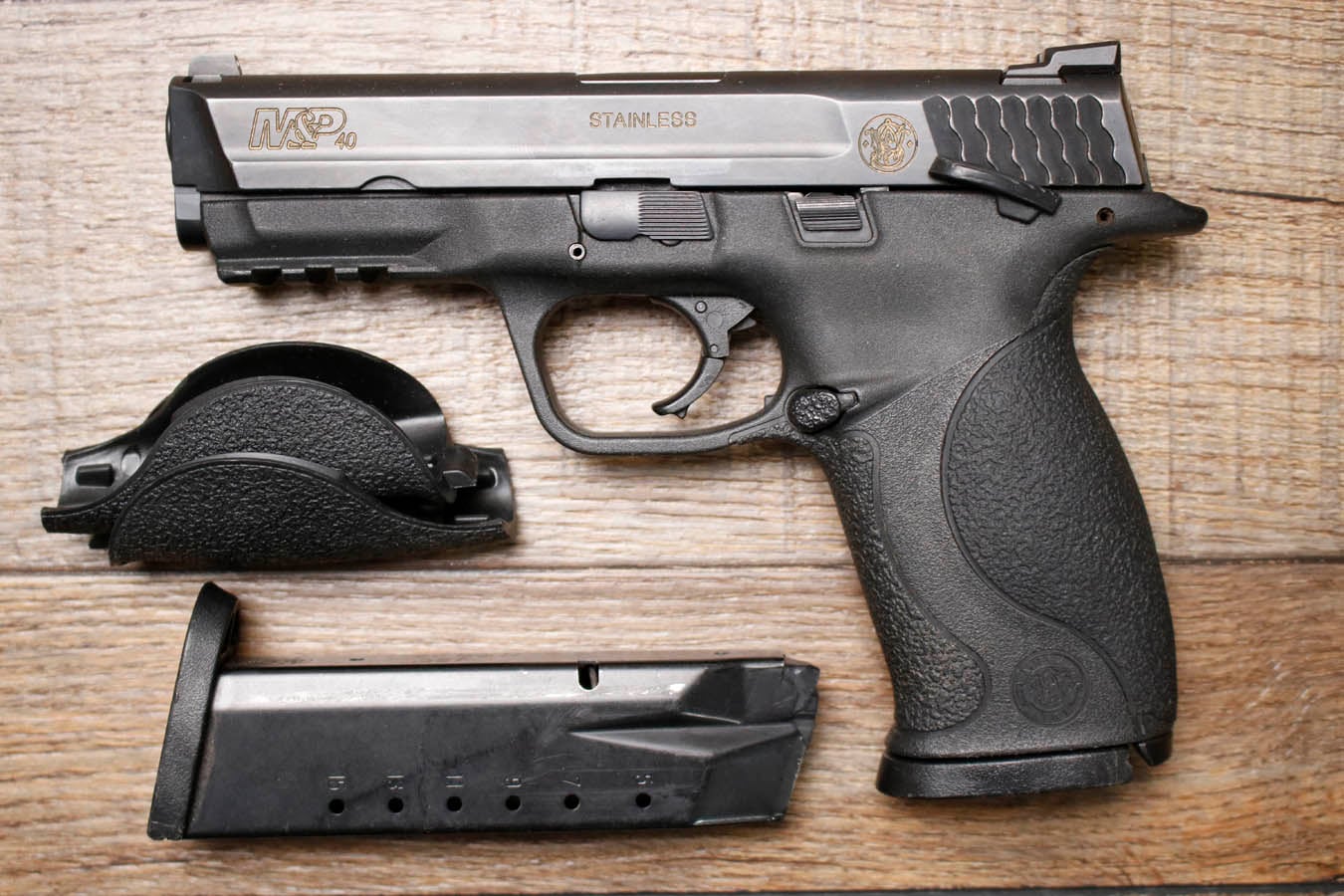 Smith & Wesson M&P40 1.0 40 S&W Police Trade-in Pistol with Manual Thumb Safety and Two Magazines