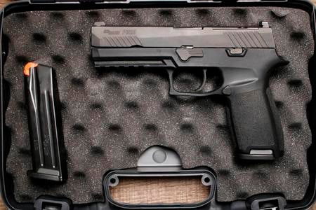 320 9MM FULL SIZE OPTICS READY NIGHTS SIGHT (VERY GOOD) CONDITION