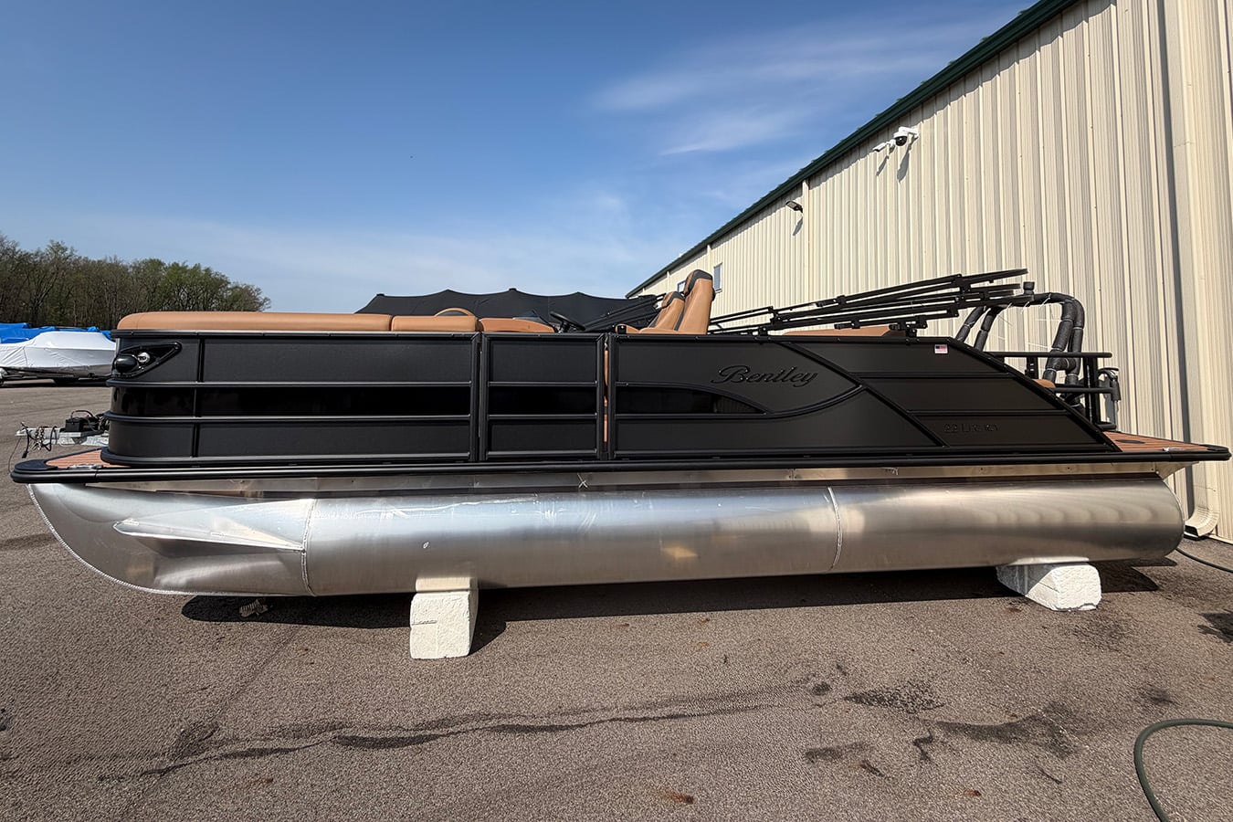 Bentley 2026 Legacy 223 Swingback Pontoon
