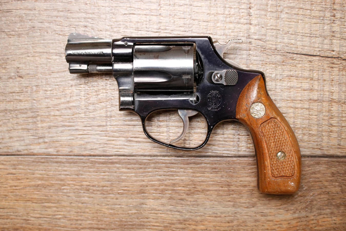 Smith & Wesson Model 37 Chiefs Special Airweight .38 Special Police Trade-in Revolver with Wood Grips