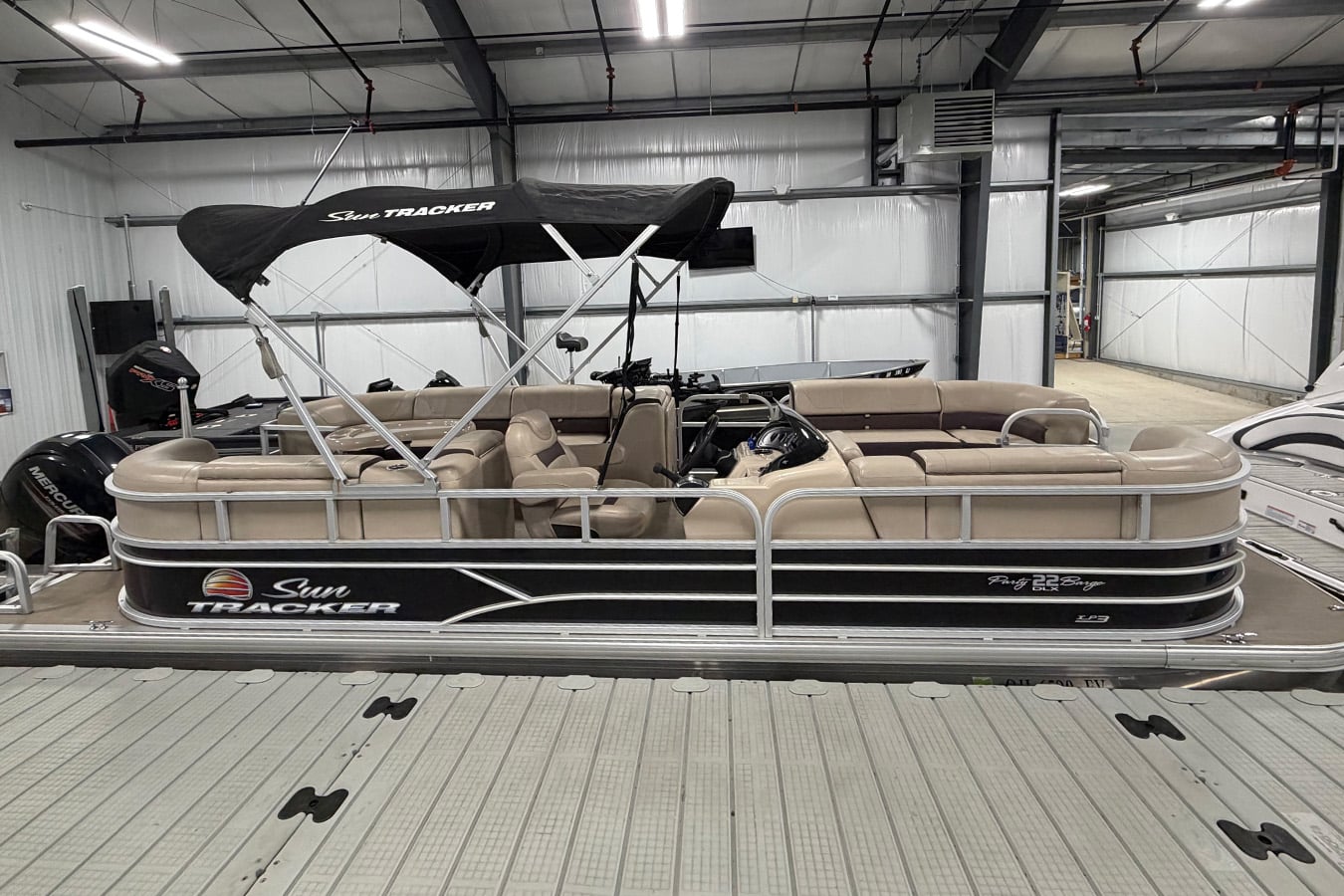 Tracker 2018 Sun Tracker Party Barge 22 DLX with 2018 Mercury 150L