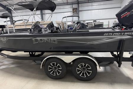 Lund 2075 Pro V Bass XS Gunmetal Aluminum Bass Boat with 250 HP Engine