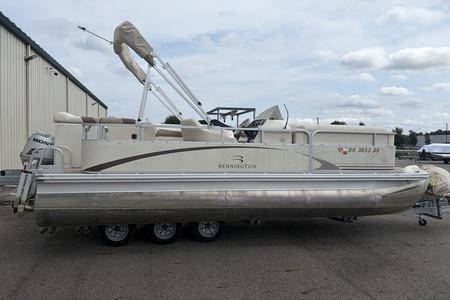 Bennington 2004 207L Pontoon Boat with 2004 Honda Outboard Motor