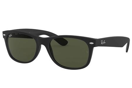 WAYFARER CLASSIC WITH BLACK FRAME AND GREEN LENSES