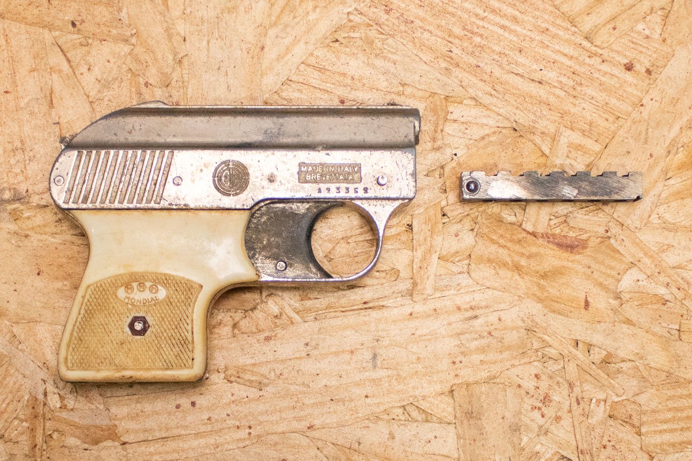 MONDIAL 1900 22 Caliber Police Trade-In Starter Pistol with Magazine