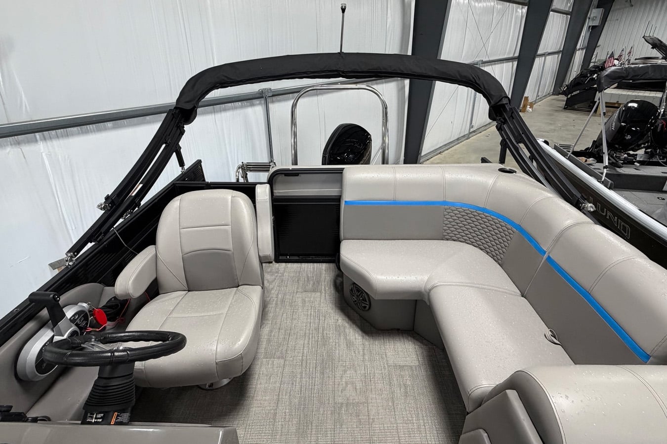 Apex Marine 2022 QWEST E 818 LANAI LT TRITOON