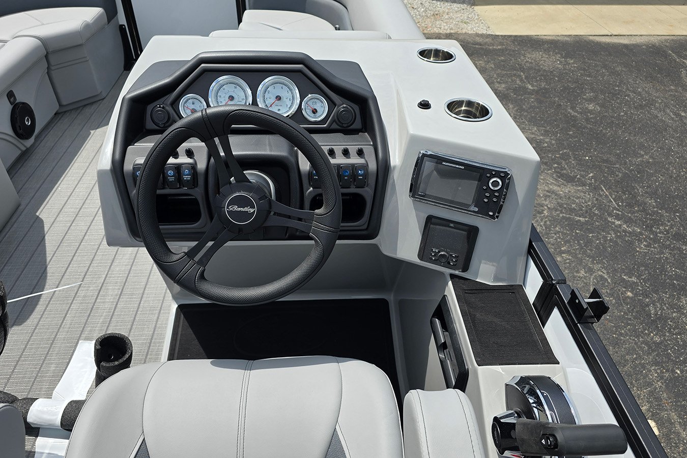 Bentley Legacy 223 Navigator with Mercury 22L Cold Fusion - White