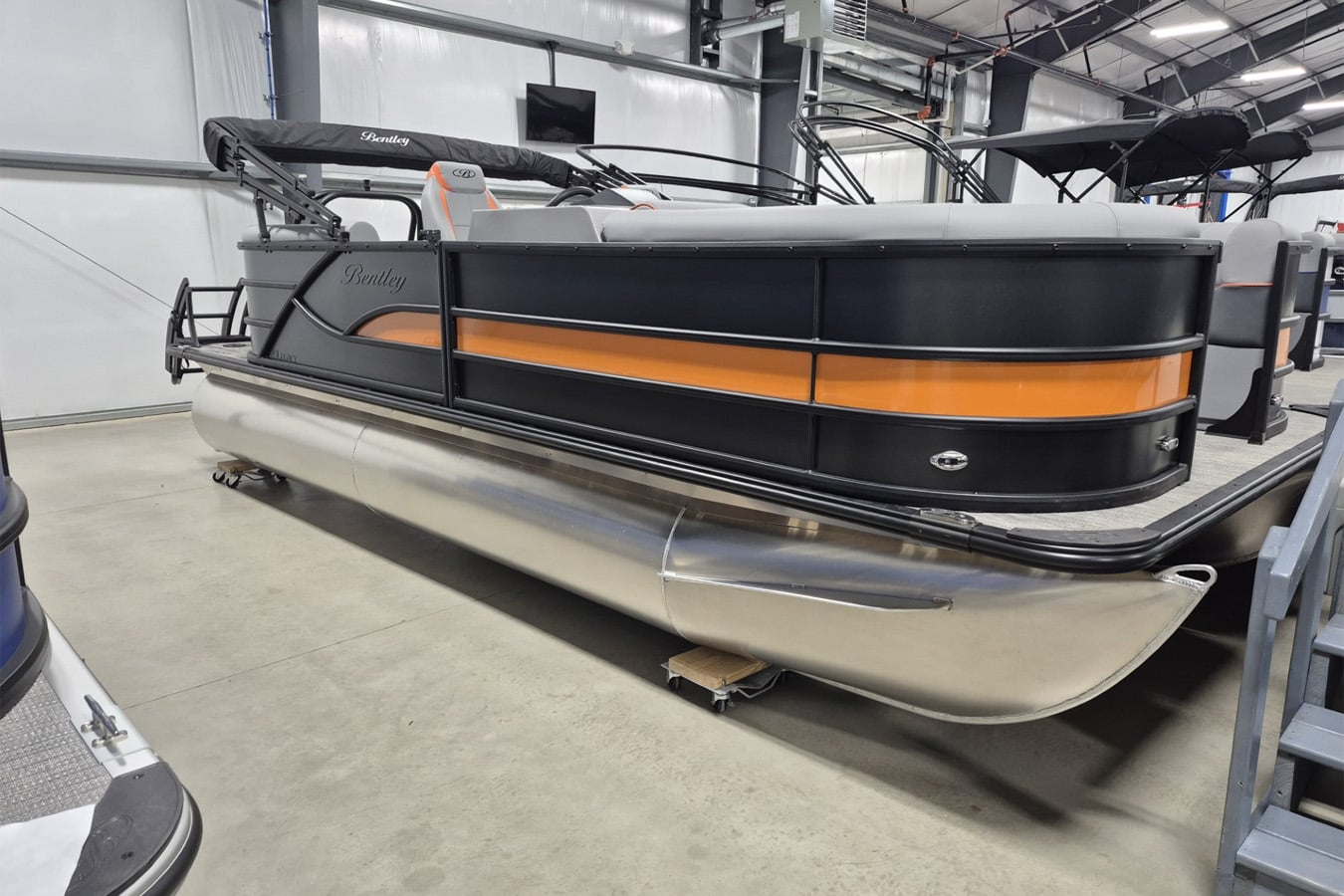 Bentley 2026 Legacy 200 Navigator with Mercury 115 ELPT