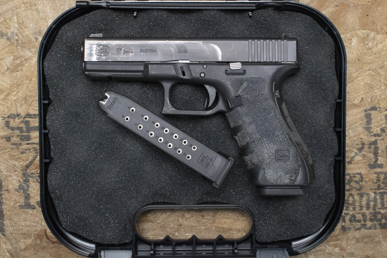 GLOCK 17 Gen4 9mm Police Trade-in Pistol with Two Magazines and Case