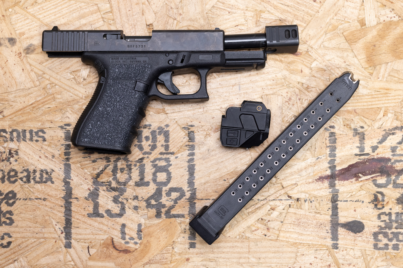 Glock 19 Gen4 9mm Police TradeIn Pistol with Extended Mag, Light