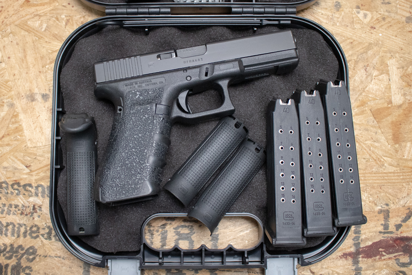 GLOCK 22Gen4 40 S&W Police Trade-In Pistol with Additional Mags and Case
