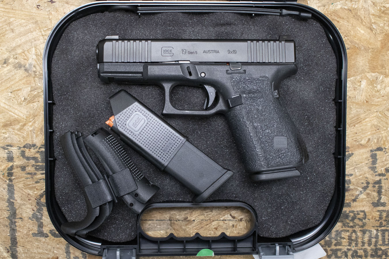GLOCK 19Gen5 9mm Police Trade-In Pistol with Two Magazines, Case, Backstraps