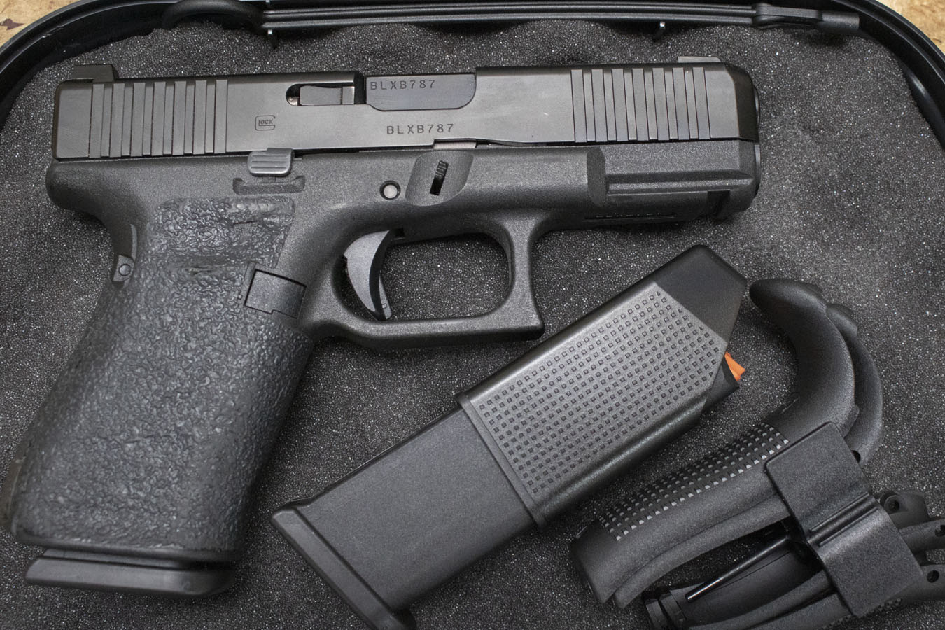 GLOCK 19Gen5 9mm Police Trade-In Pistol with Two Magazines, Case, Backstraps