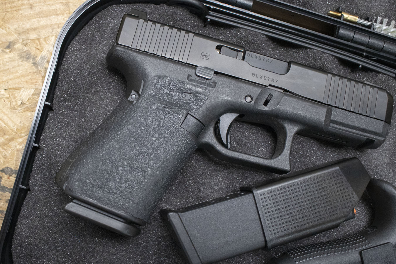 GLOCK 19Gen5 9mm Police Trade-In Pistol with Two Magazines, Case, Backstraps