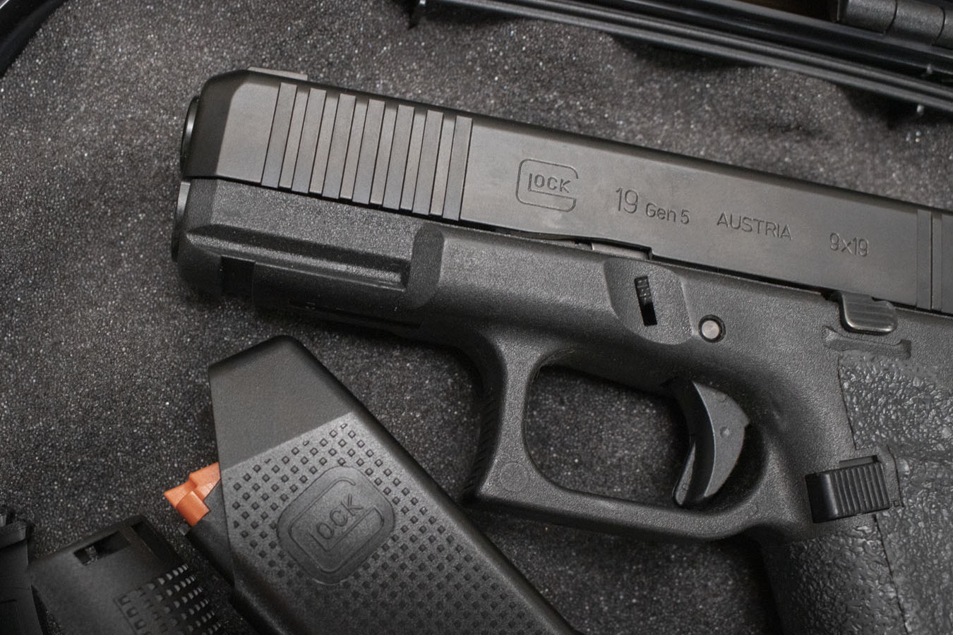 GLOCK 19Gen5 9mm Police Trade-In Pistol with Two Magazines, Case, Backstraps