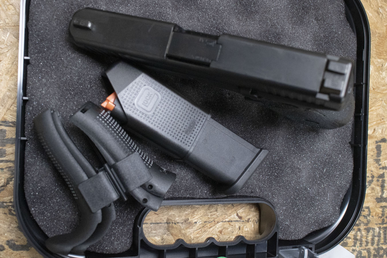GLOCK 19Gen5 9mm Police Trade-In Pistol with Two Magazines, Case, Backstraps