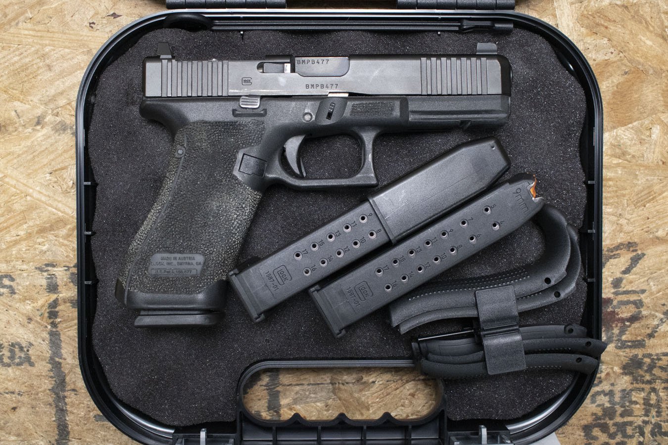 GLOCK 17 Gen5 MOS 9mm Police Trade-In Pistol with Three Magazines and Case