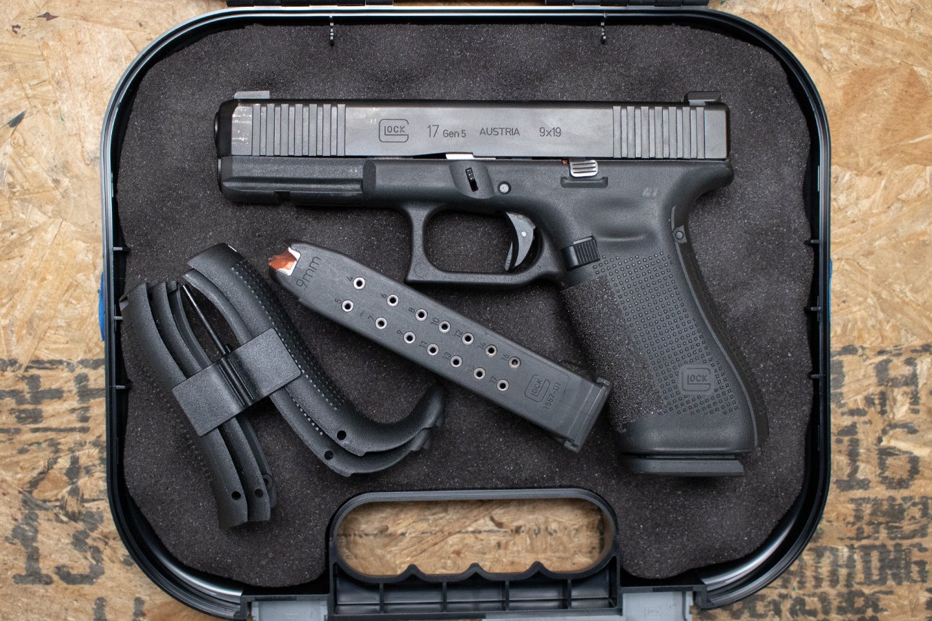 GLOCK 17 Gen5 9mm Police Trade-in Pistol with Two Mags, Backstraps, and Case