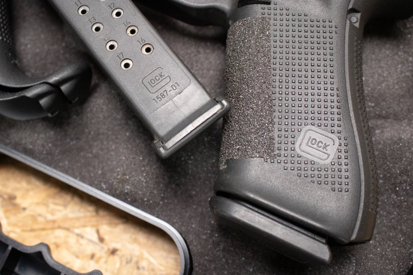 GLOCK 17 Gen5 9mm Police Trade-in Pistol with Two Mags, Backstraps, and Case