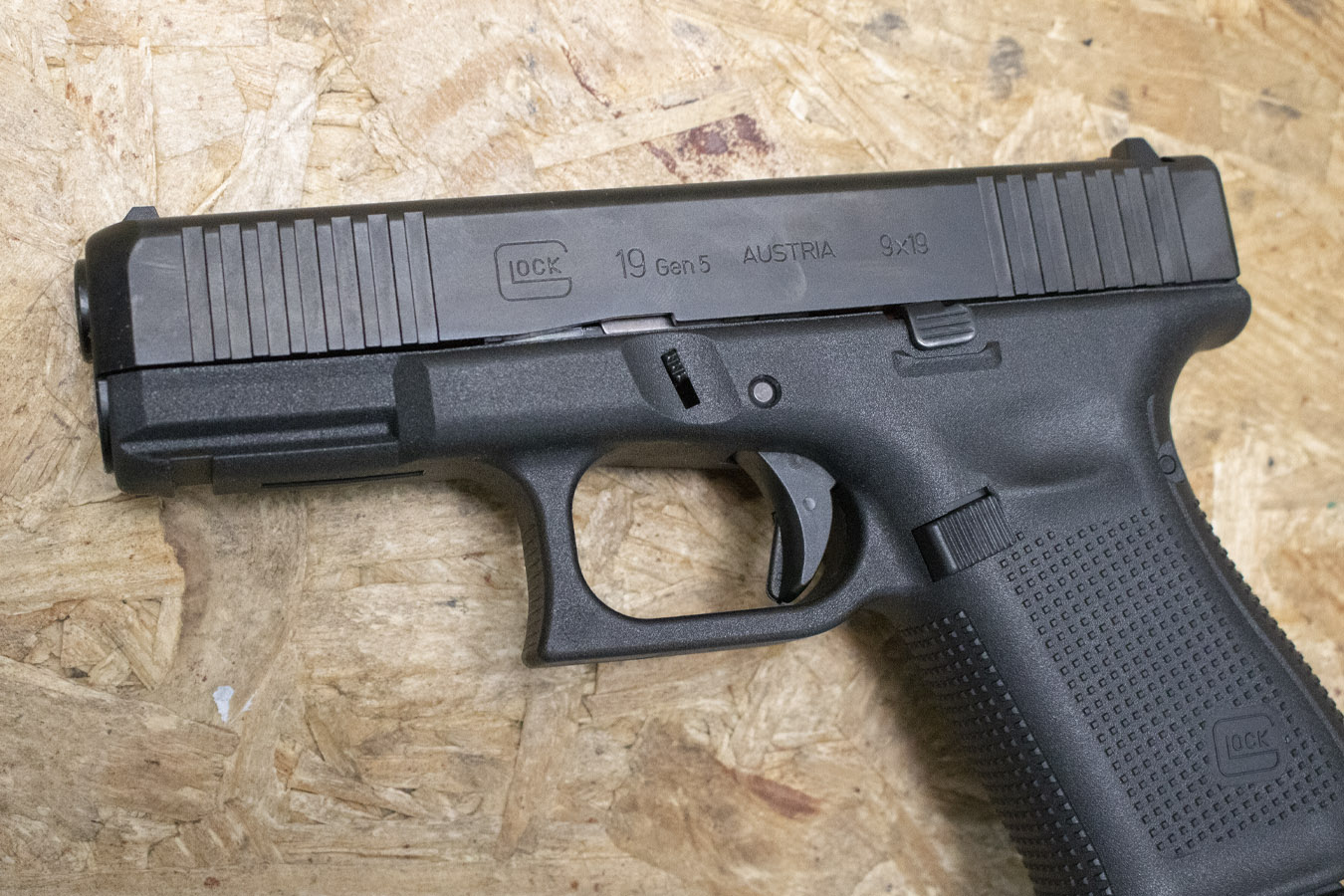 GLOCK 19 Gen5 9mm Police Trade-In Pistol with Accessory Rail