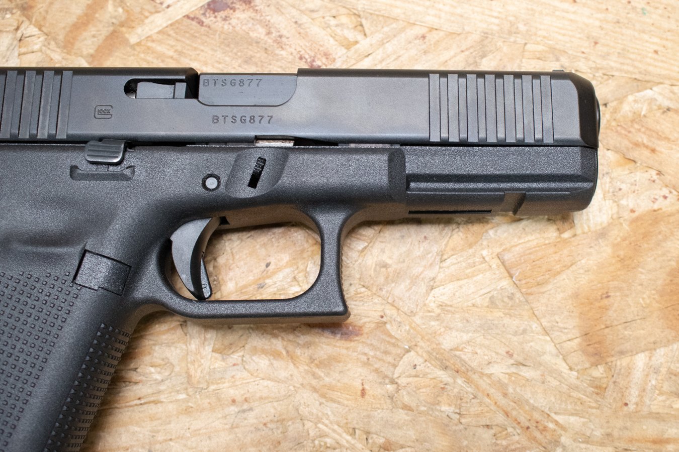 GLOCK 22Gen5 40 S&W Police Trade-In Pistol with Front Slide Serrations, Graphic