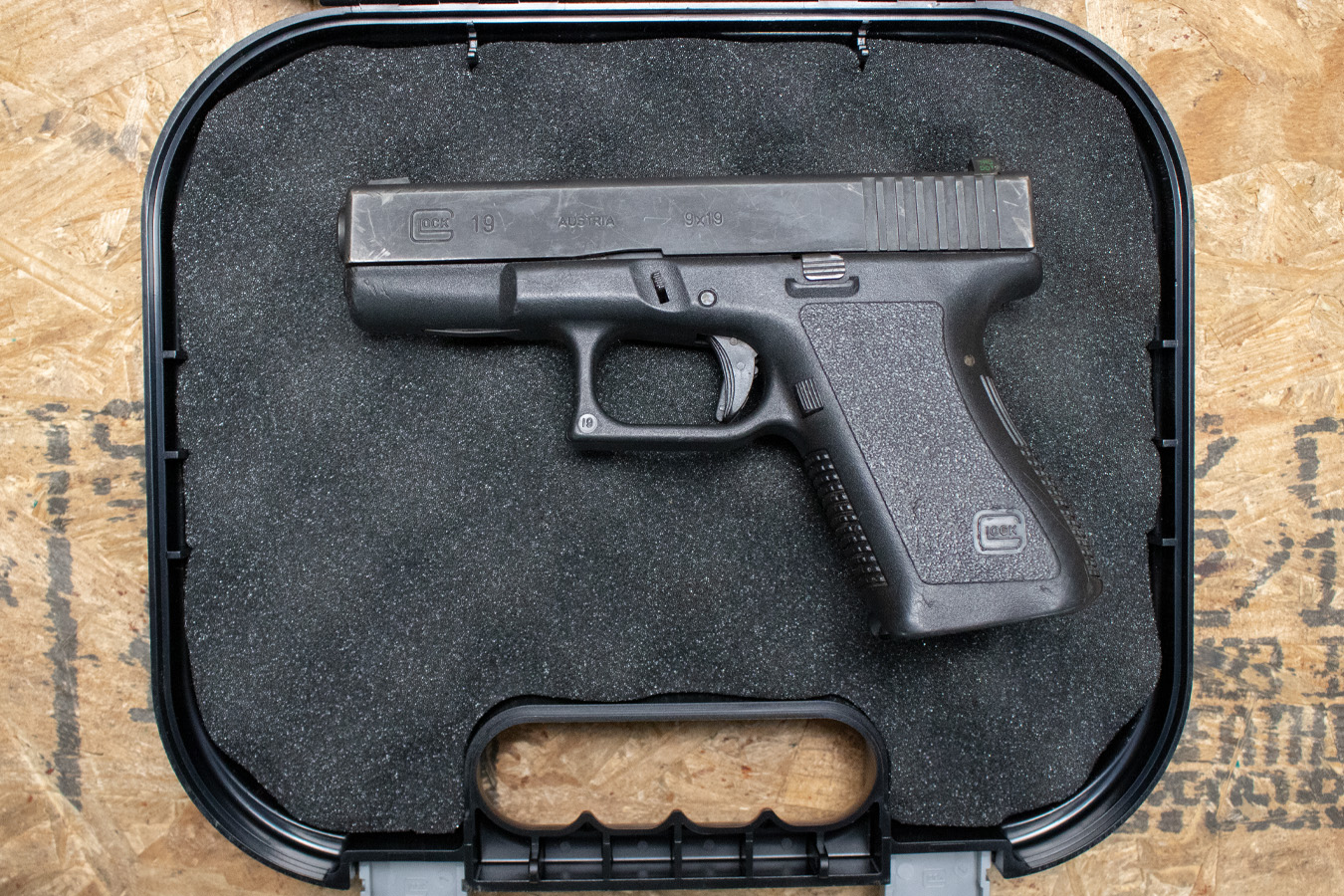 GLOCK 19 Gen2 9mm Police Trade-In Pistol (Magazine Not Included)