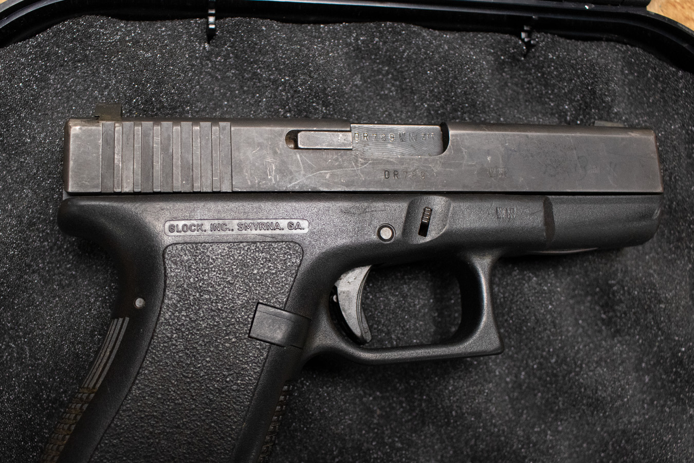 GLOCK 19 Gen2 9mm Police Trade-In Pistol (Magazine Not Included)
