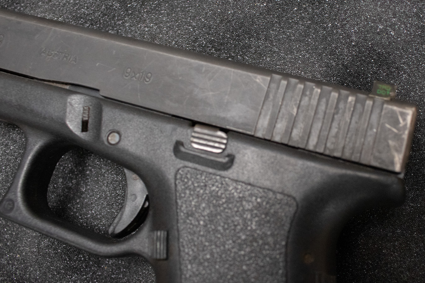 GLOCK 19 Gen2 9mm Police Trade-In Pistol (Magazine Not Included)