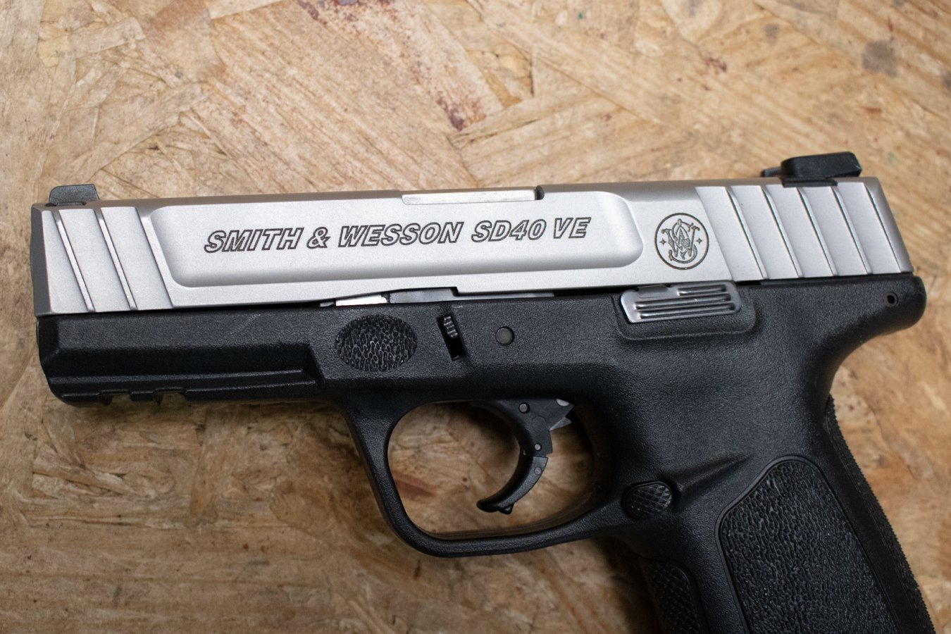 SMITH AND WESSON SD40VE 40 S&W Police Trade-In Pistol w/Two-Tone Finish