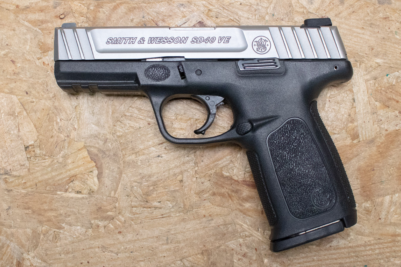 SMITH AND WESSON SD40VE 40 S&W Police Trade-In Pistol w/Two-Tone Finish