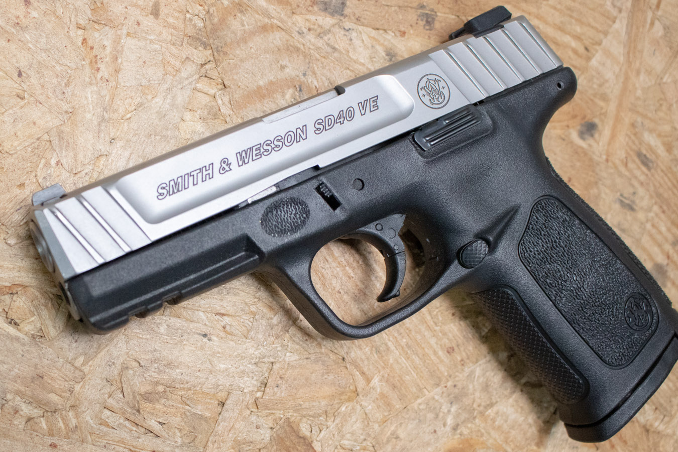 SMITH AND WESSON SD40VE 40 S&W Police Trade-In Pistol w/Two-Tone Finish