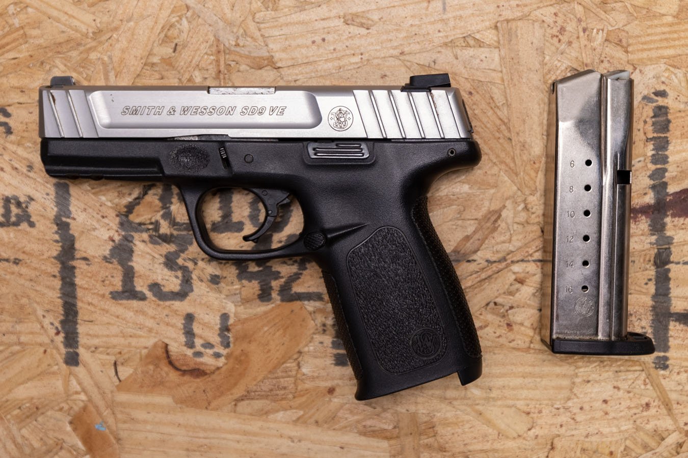 SMITH AND WESSON SD9VE 9mm Police Trade-In Pistol with Two-Tone Finish