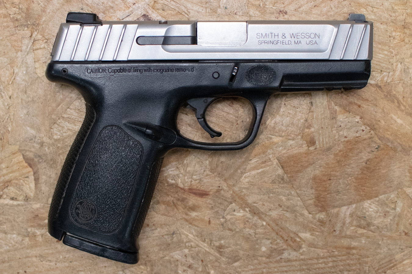 SMITH AND WESSON SD40VE 40 S&W Police Trade-In Pistol with Two-Tone Finish