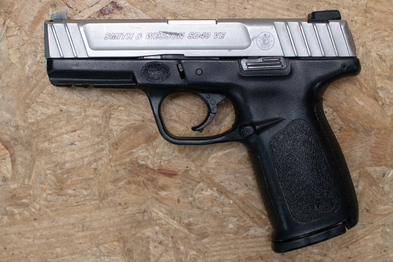 SMITH AND WESSON SD40VE 40 S&W Police Trade-In Pistol with Two-Tone Finish