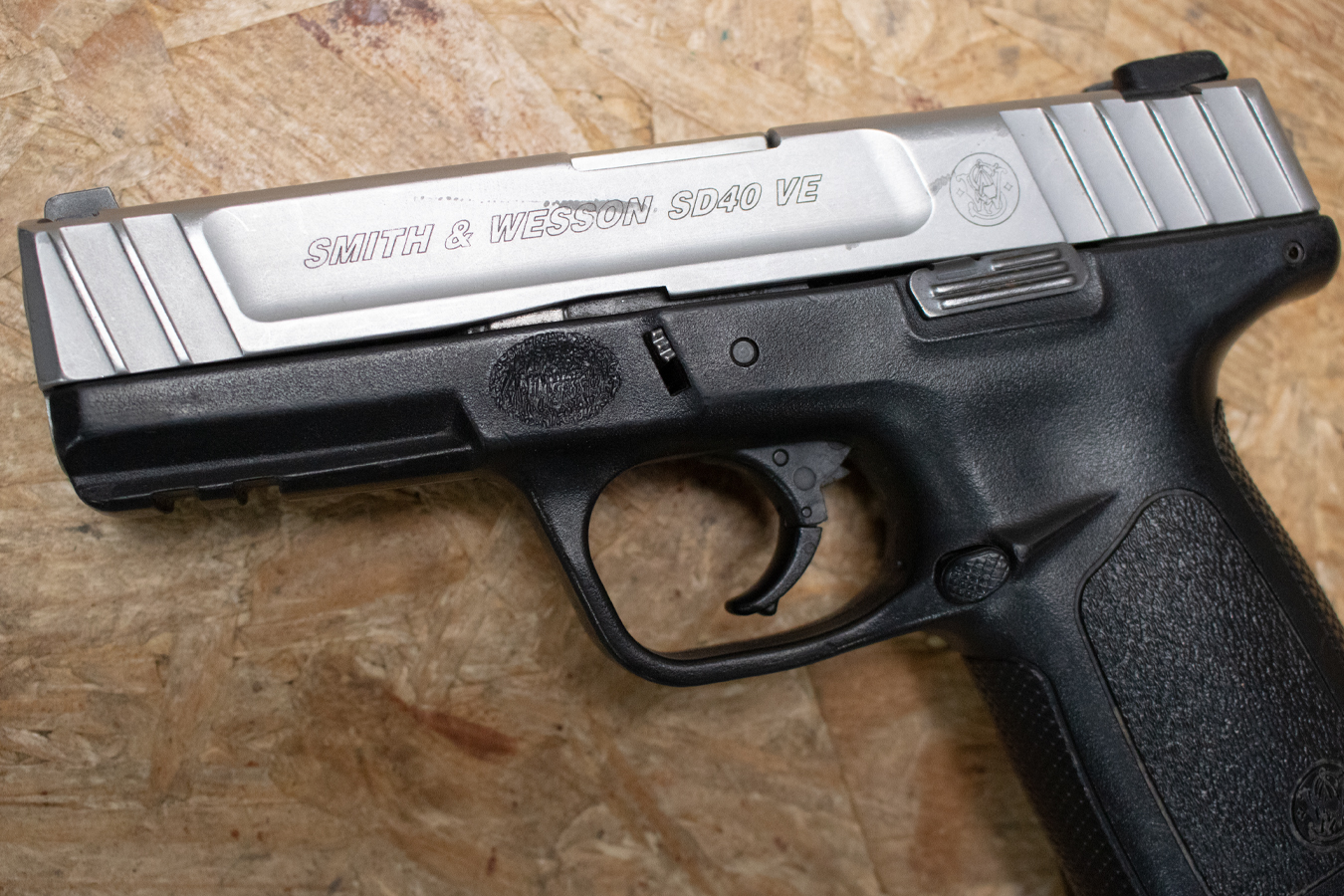 SMITH AND WESSON SD40VE 40 S&W Police Trade-In Pistol with Two-Tone Finish