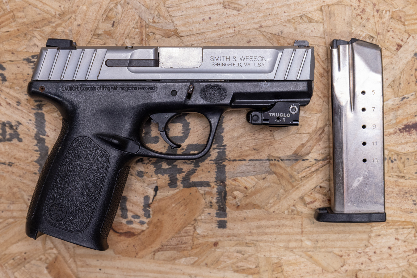SMITH AND WESSON SD40VE 40 S&W Police Trade-In Pistol w/Two-Tone Finish and Laser