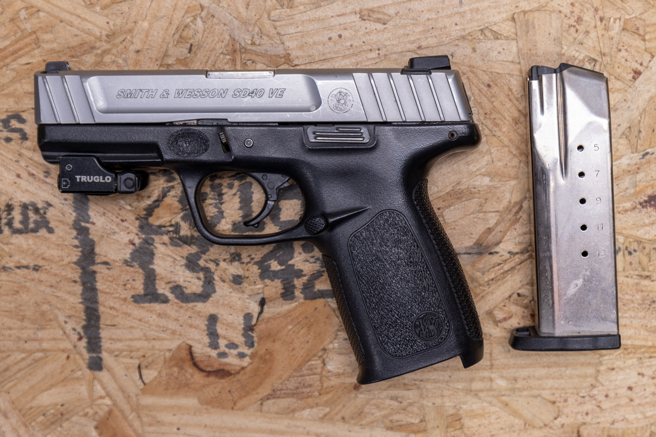 SMITH AND WESSON SD40VE 40 S&W Police Trade-In Pistol w/Two-Tone Finish and Laser