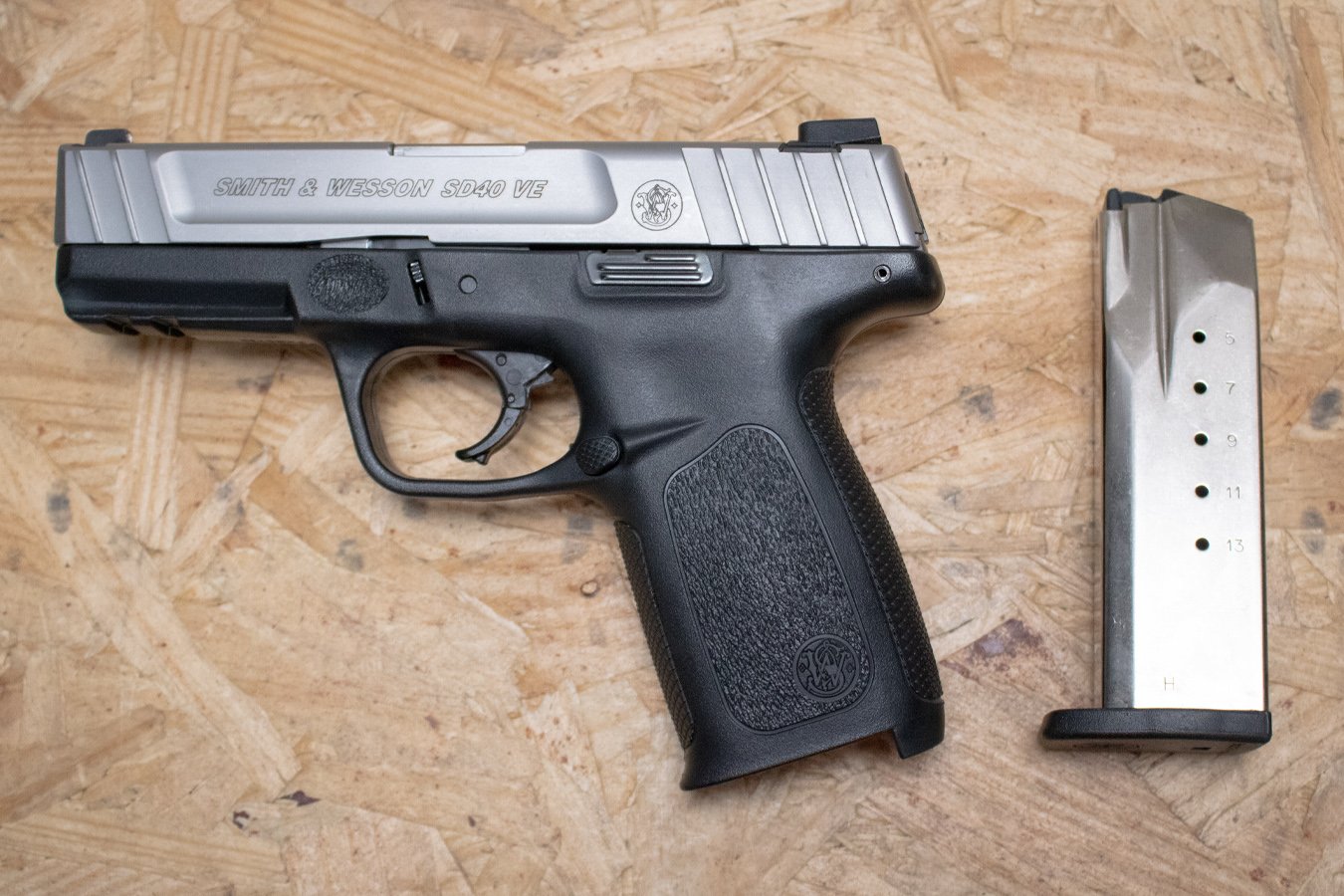 SMITH AND WESSON SD40VE 40 S&W Police Trade-In Pistol w/Two-Tone Finish