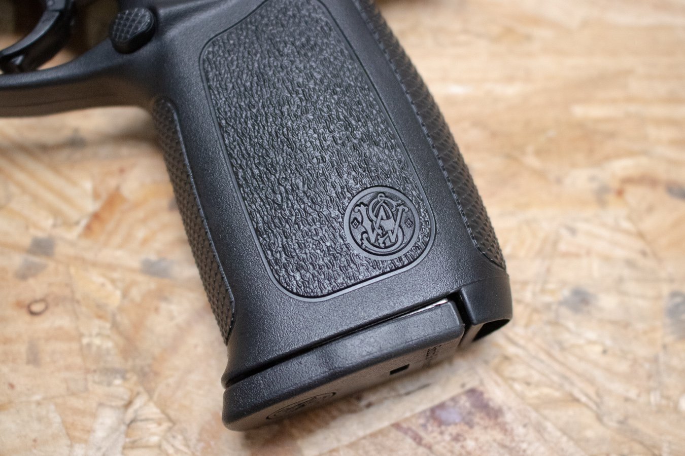 SMITH AND WESSON SD40VE 40 S&W Police Trade-In Pistol w/Two-Tone Finish