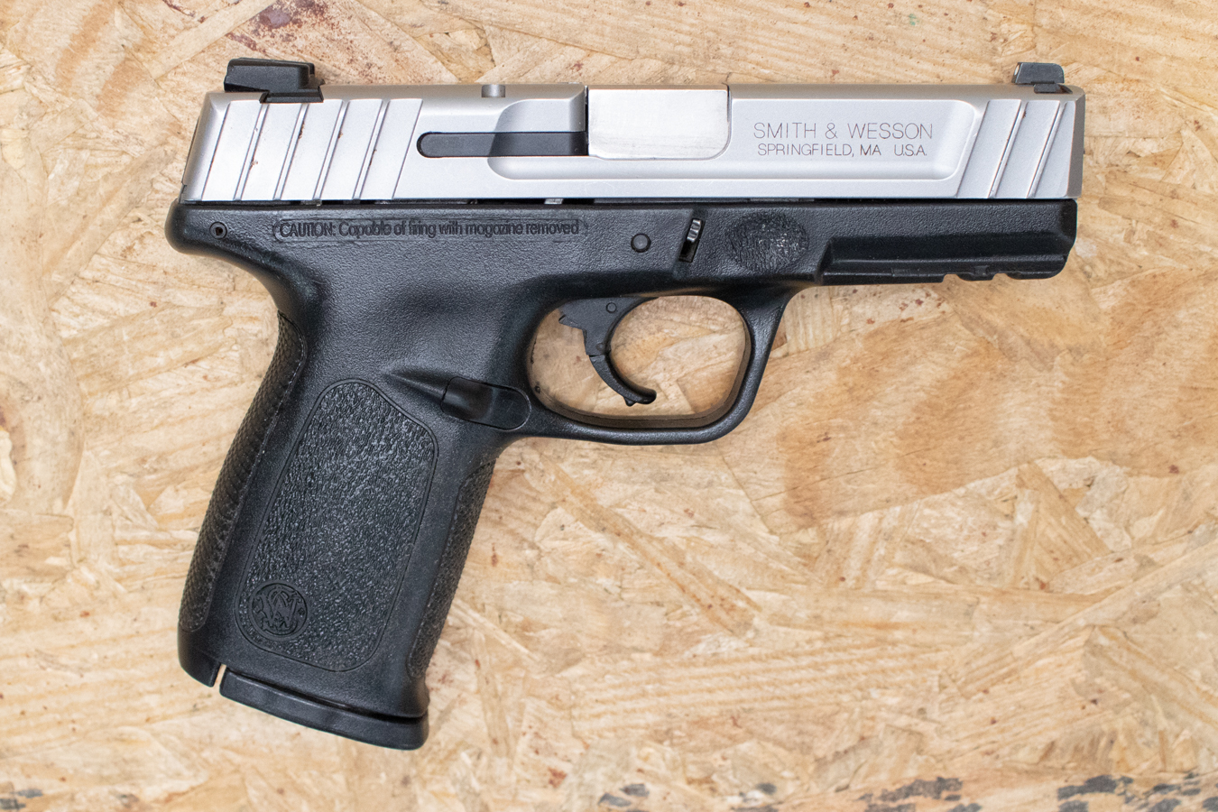 SMITH AND WESSON SD40VE 40 S&W Police Trade-In Pistol w/Two-Tone Finish